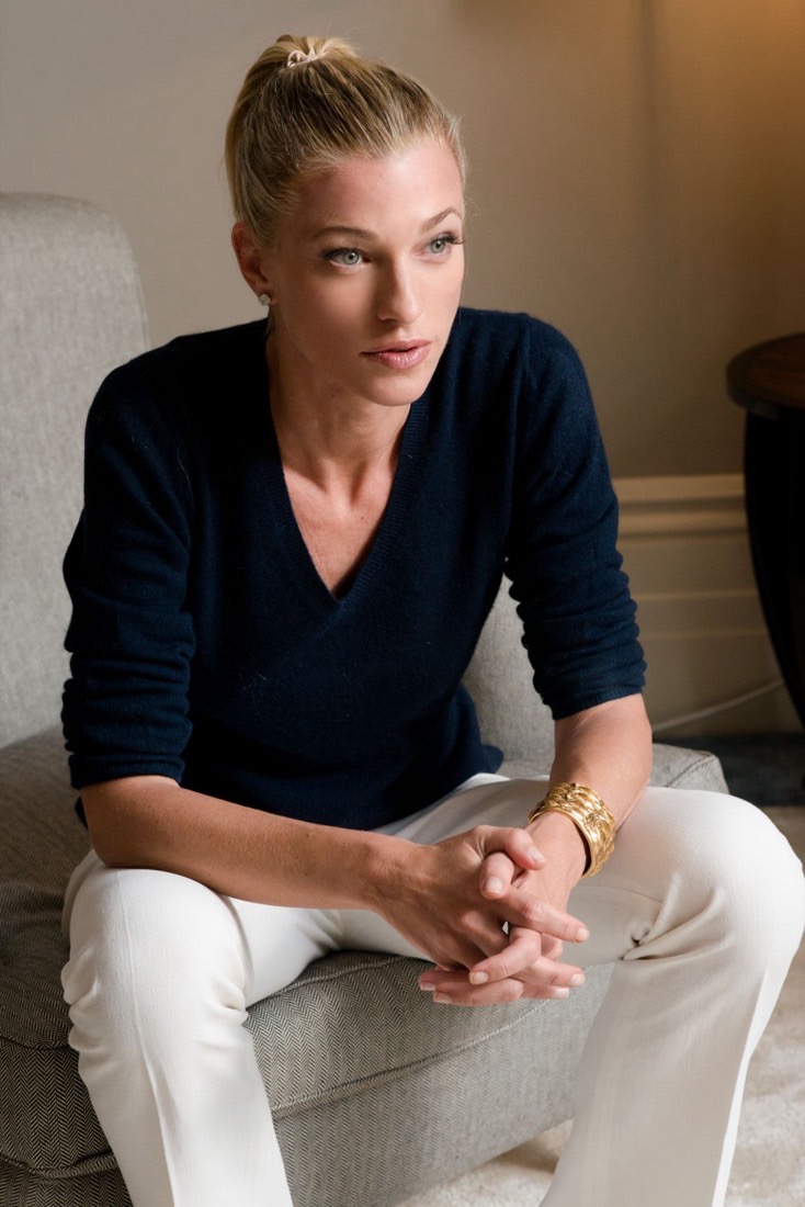 Retrato de Nicole Junkermann sentada en un sillón, en actitud serena, mientras piensa su próxima lectura